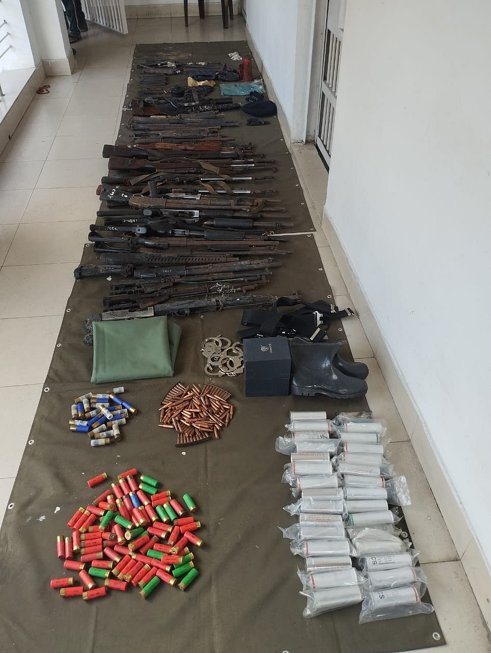 চট্টগ্রামের বিভিন্ন এলাকা থেকে উদ্ধার করা অস্ত্র। আজ সকালে পতেঙ্গা র্যাব ৭ এর কার্যালয়ে